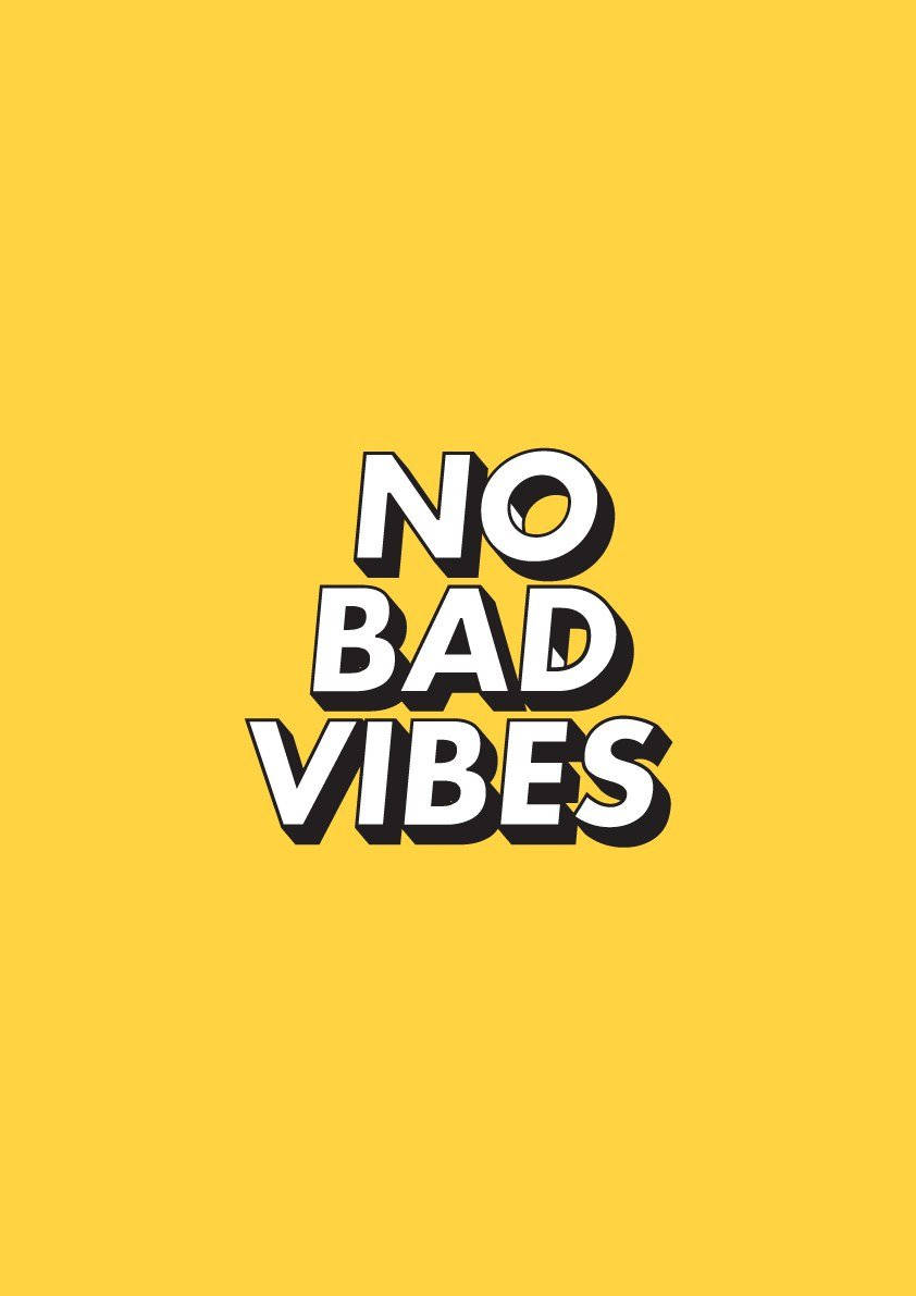 粗體白色3D文字顯示no bad vibes，位於黃色背景上。