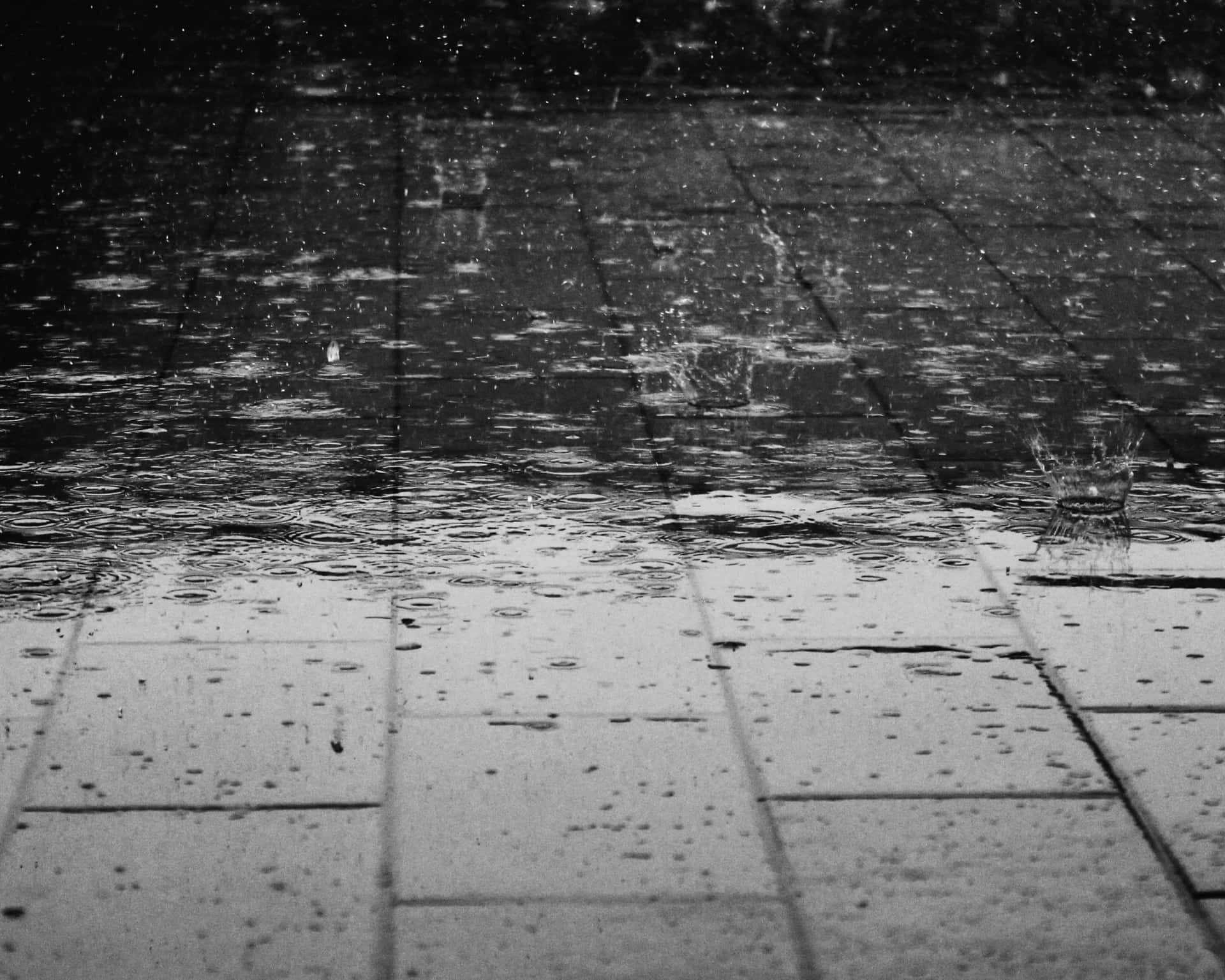 雨滴在濕瓷磚上濺起水花黑白