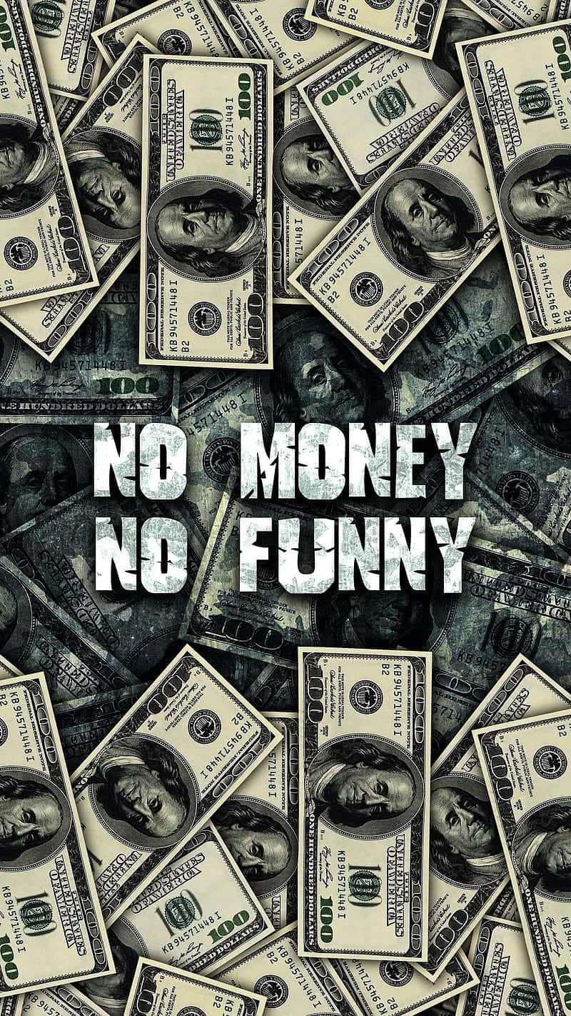 在一堆一百美元鈔票上寫著 'NO MONEY NO FUNNY' 的文字。