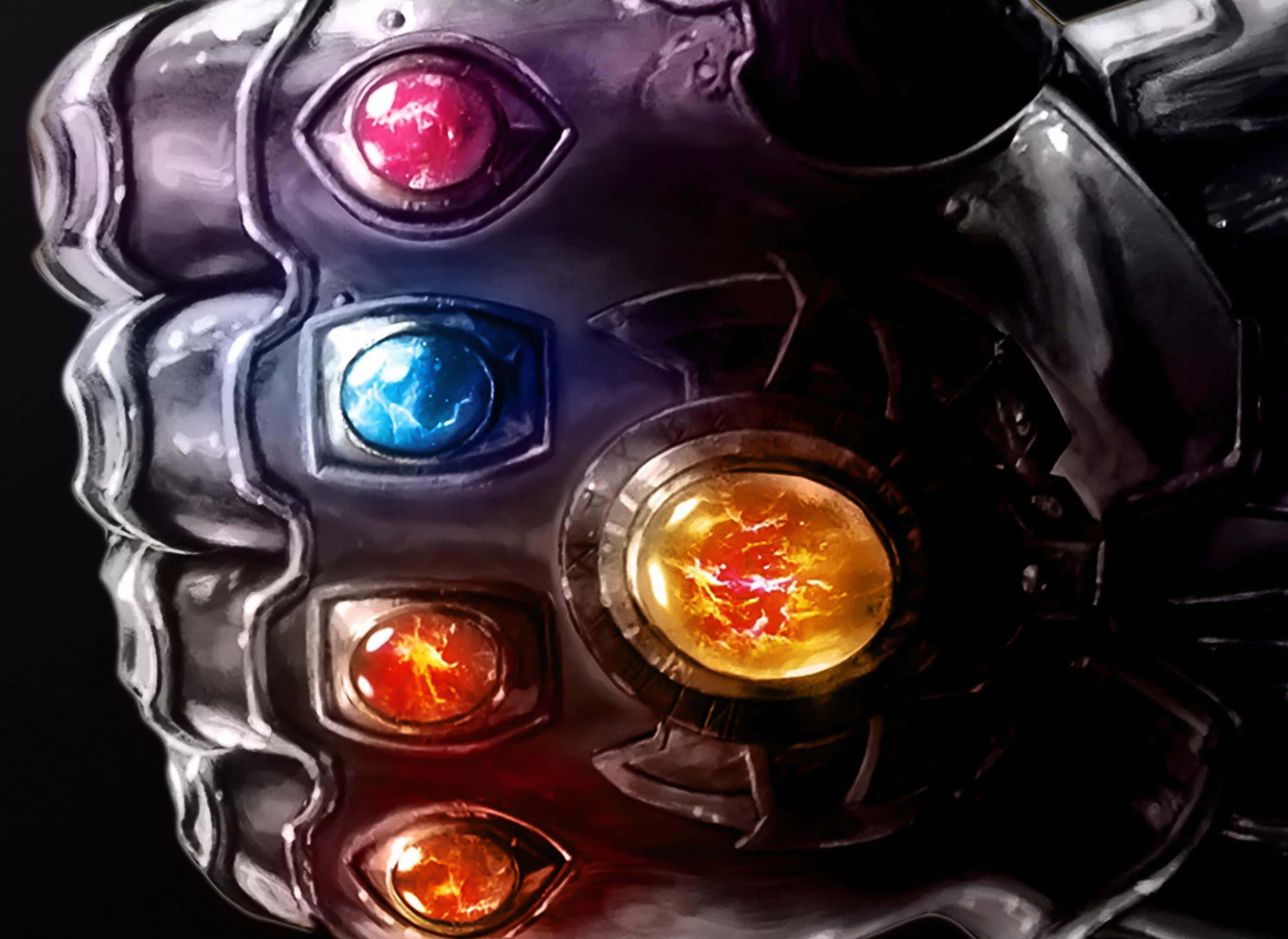 Reality Stone 桌布 壁紙 — 無限手套的特寫，鑲有發光的紅、藍、橙、金色寶石，置於深色金屬盔甲中。