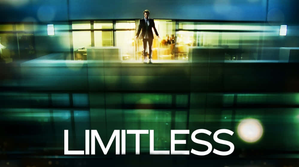 穿西裝男子夜晚站在現代建築玻璃陽台上，帶有「LIMITLESS」文字。