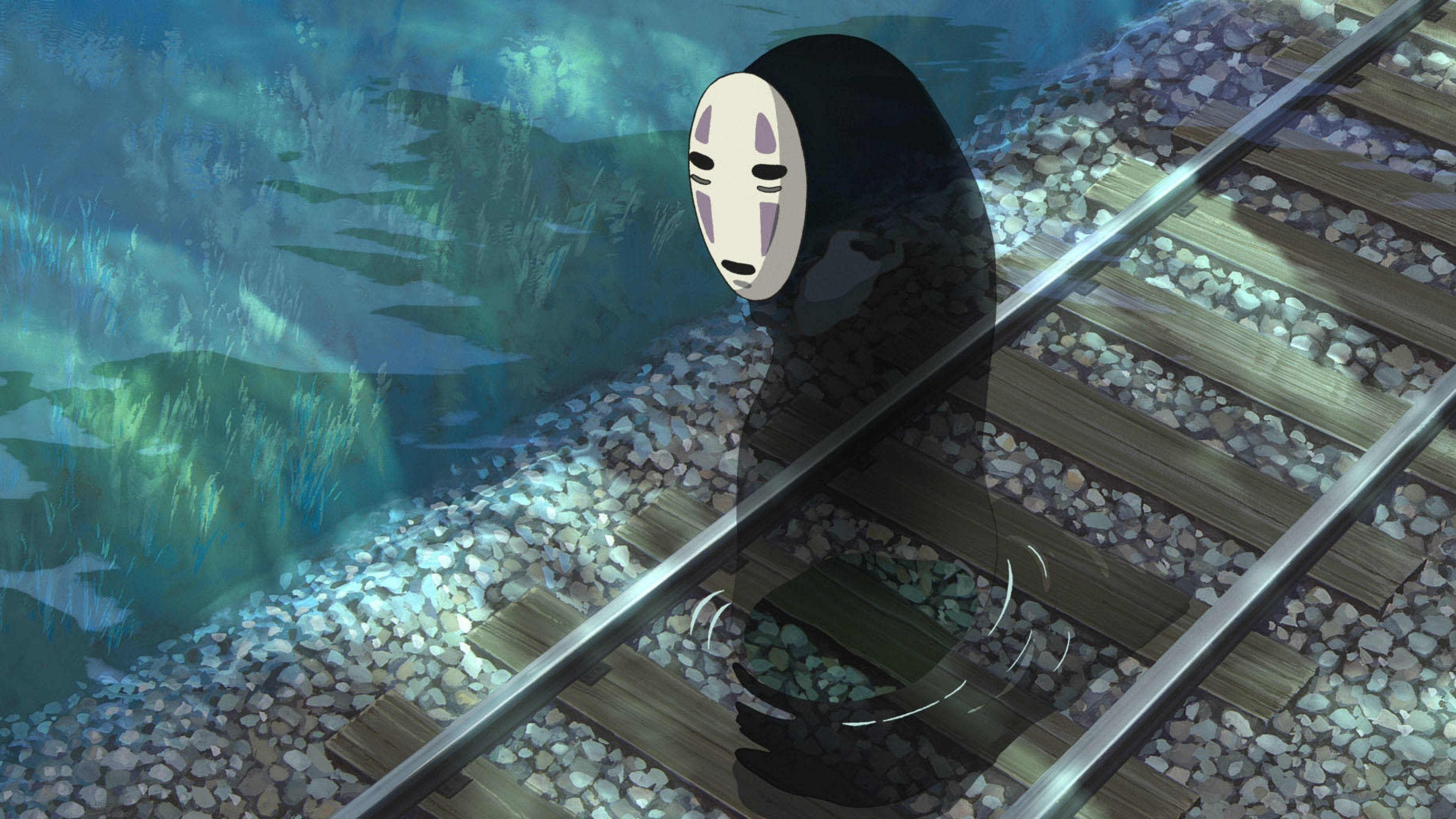 無面男於木製鐵軌 壁紙 — 一個沉默的蒙面人物站在火車軌道旁邊，旁邊是一條發光的藍色水道，在動畫場景中。