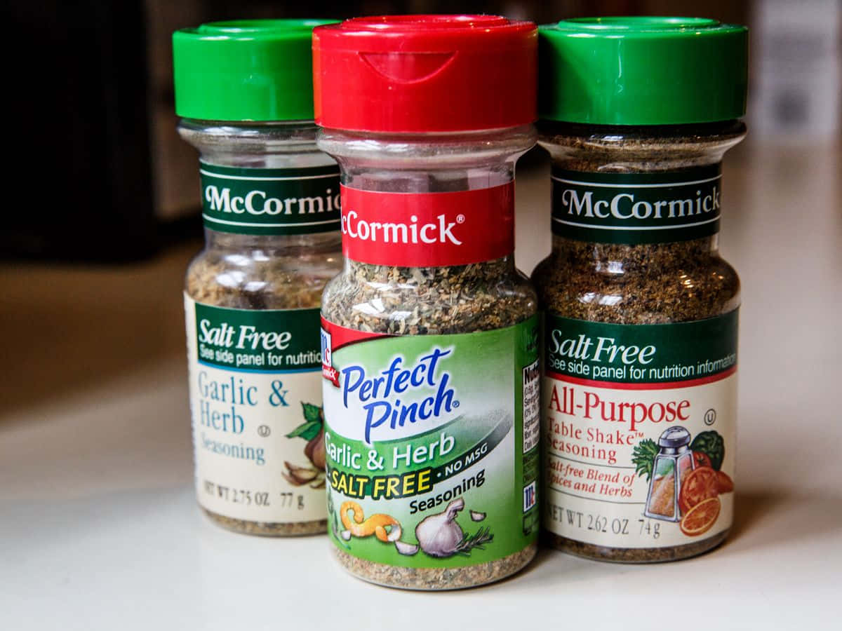 三個McCormick無鹽調味料瓶放在廚房檯面上。