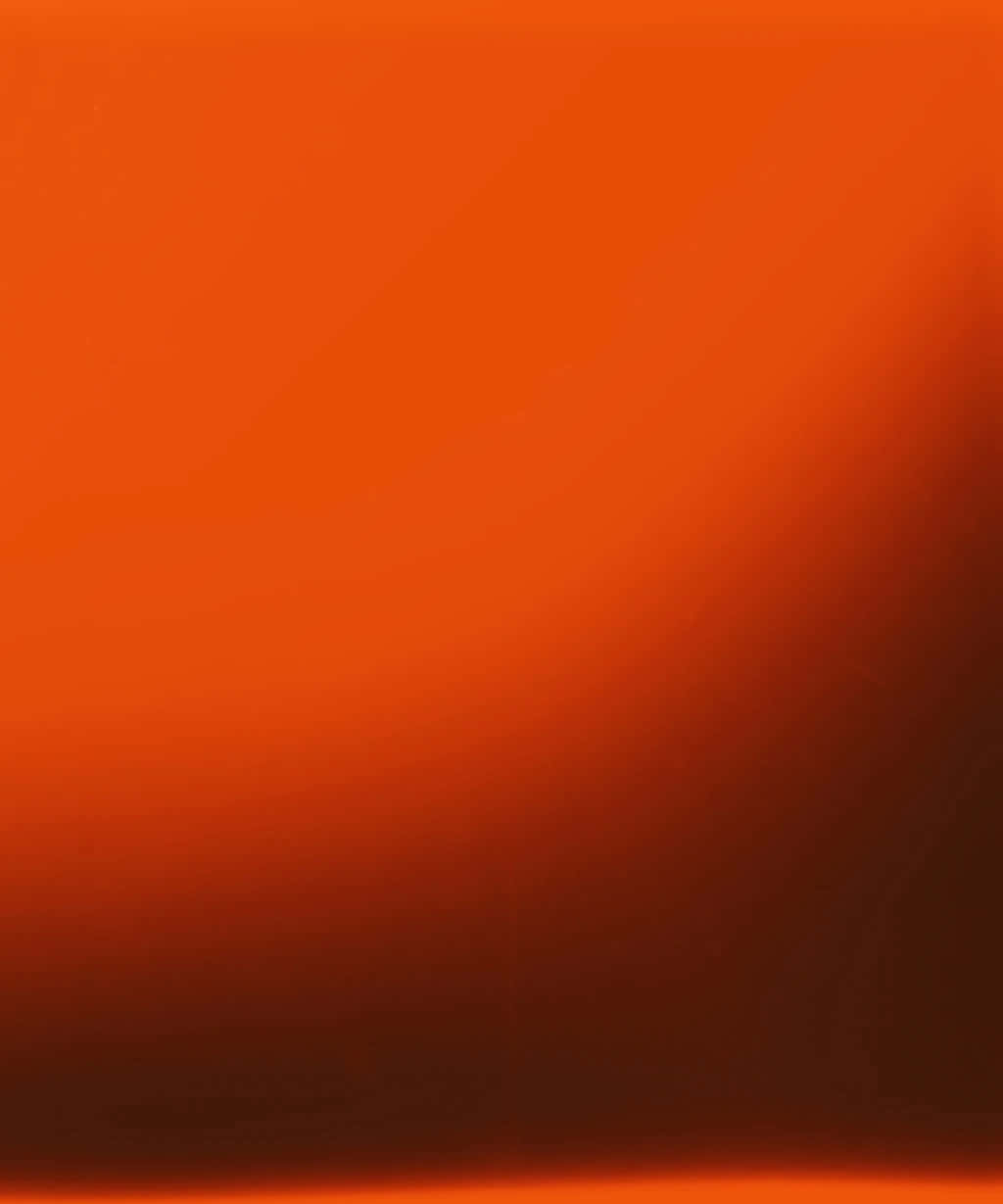 焦橙色背景圓形圖案 壁紙 — 在極簡抽象背景上，從溫暖的橙色漸變到深紅色的平滑漸變。