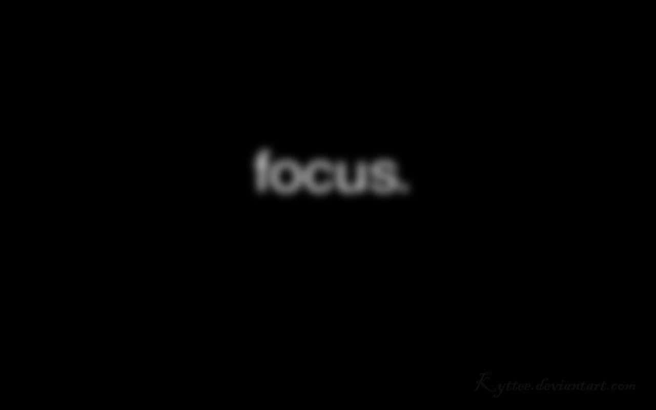 Focus 桌布 壁紙 — 「焦點」一詞模糊地居中顯示在純黑色背景上，帶有微弱的水印。