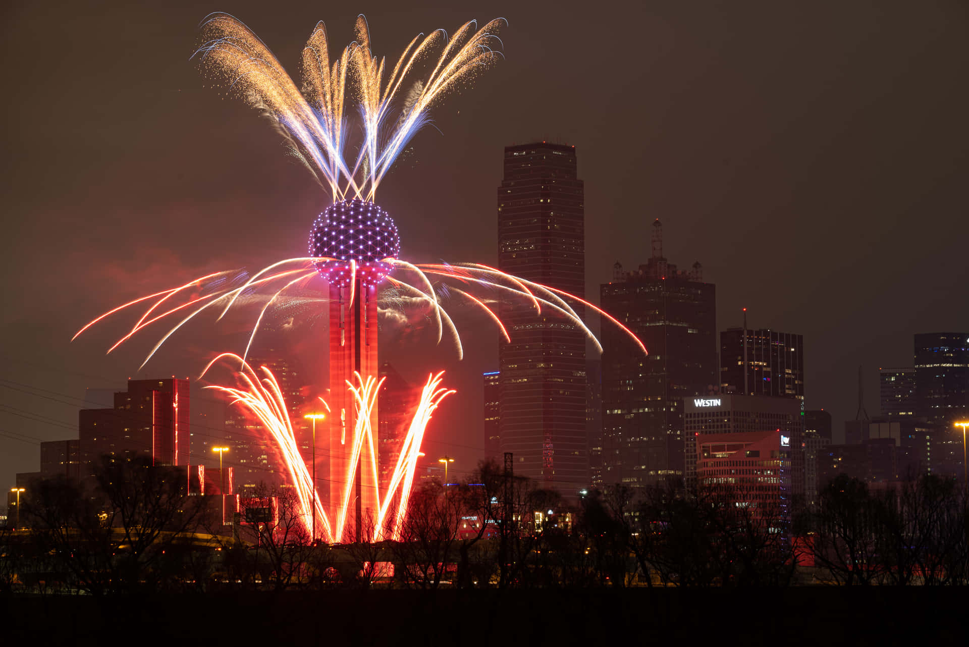 煙火在重逢塔周圍爆發，照亮了達拉斯的天際線。 — 新年動畫 壁紙