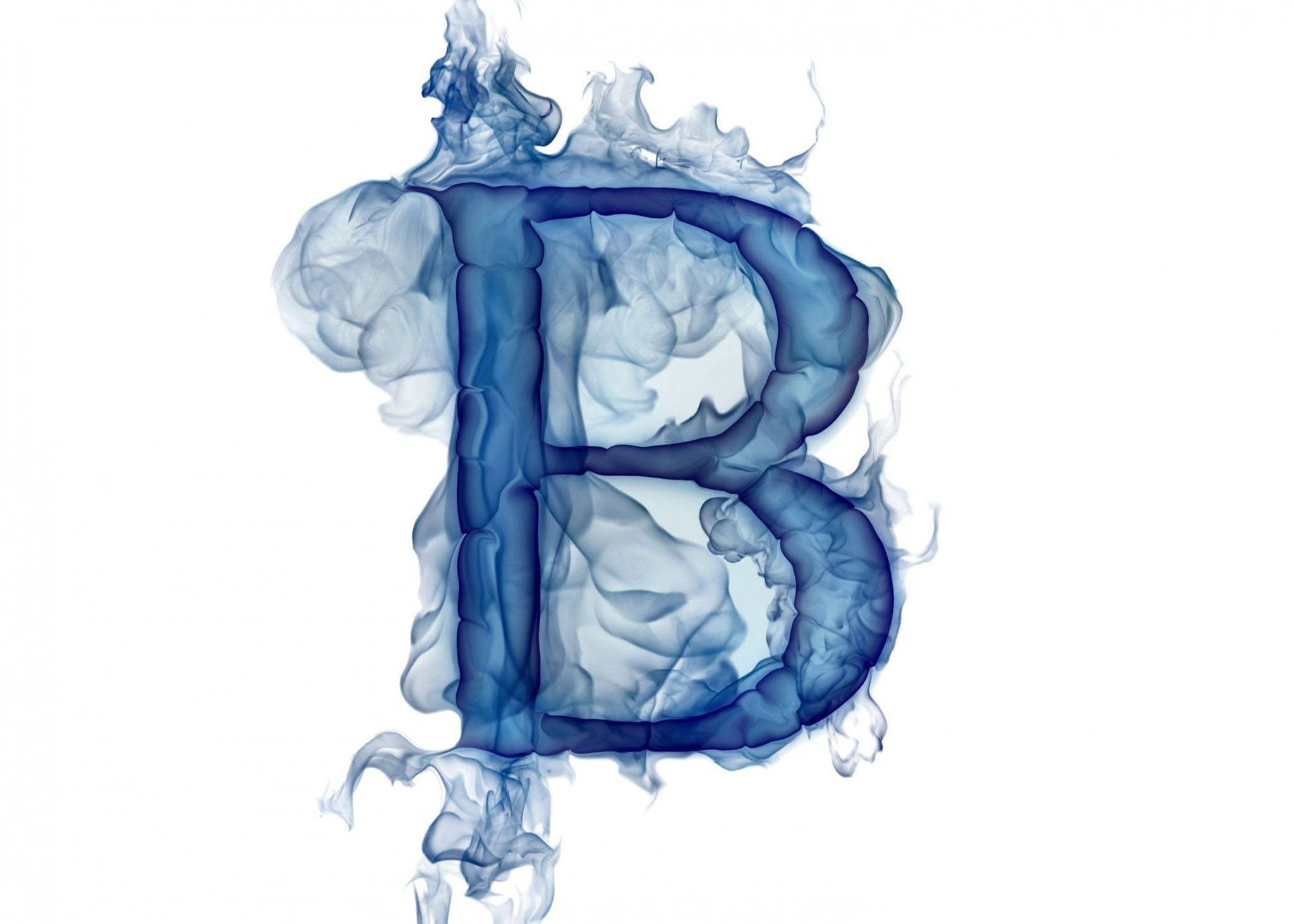 煙熏字母B 壁紙 — 一個風格化的字母B，由旋轉的藍色煙霧在純白背景上形成。