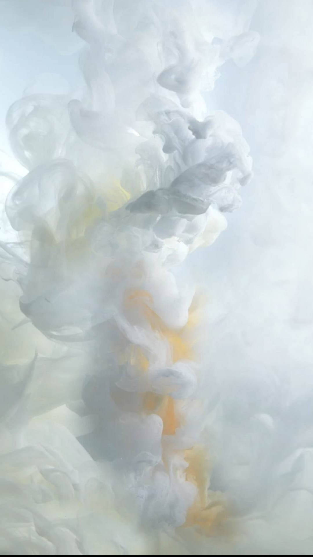 液體介質中抽象的漩渦白色和金色墨水