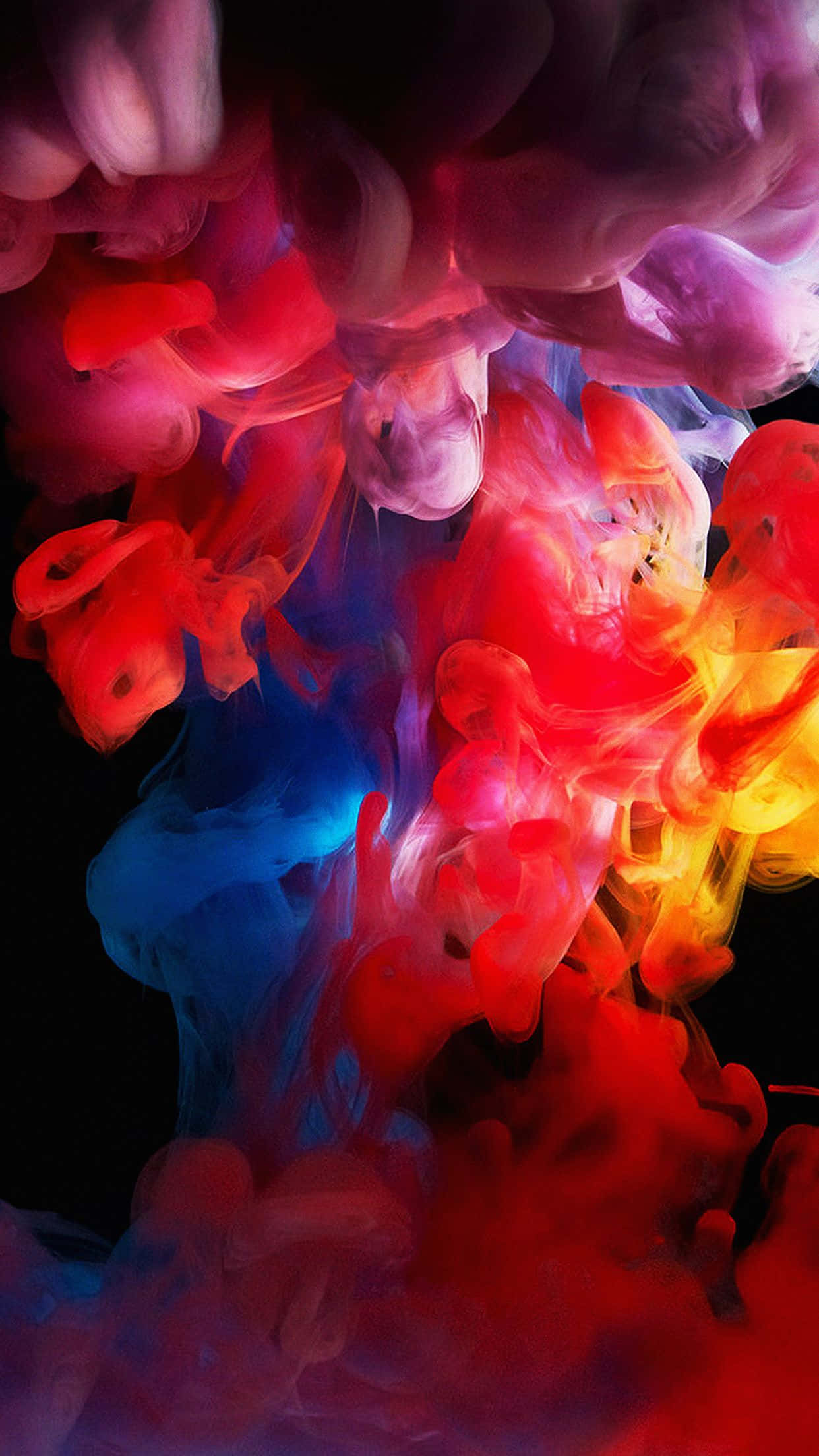 煙霧中的神秘優雅 壁紙 — 充滿活力的紅色、藍色和黃色墨水漩渦在 stark 黑色背景上動態旋轉，營造出迷人的抽象流體運動。