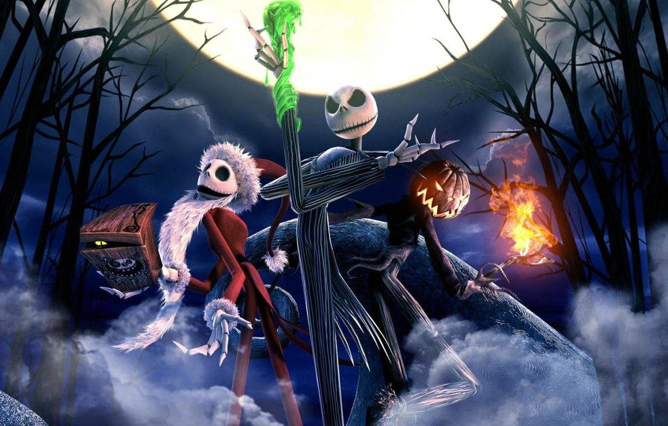 Jack Skellington 和 Sally 在夜晚騎著掃帚飛過鬧鬼的森林。