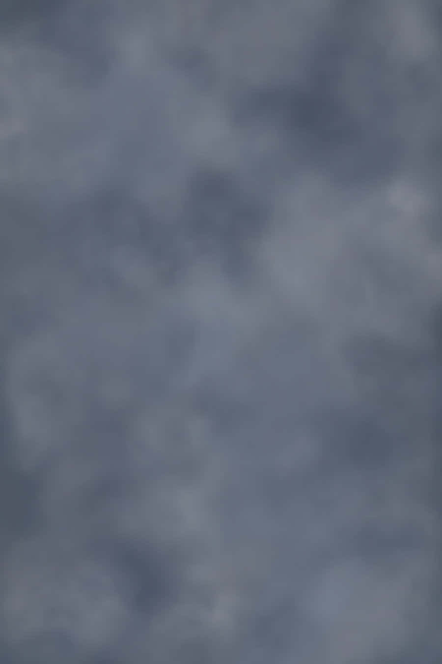 煙霧灰調肖像背景 壁紙 — 冷灰色和藍色調的柔和模糊漸變，營造出平靜的抽象背景。