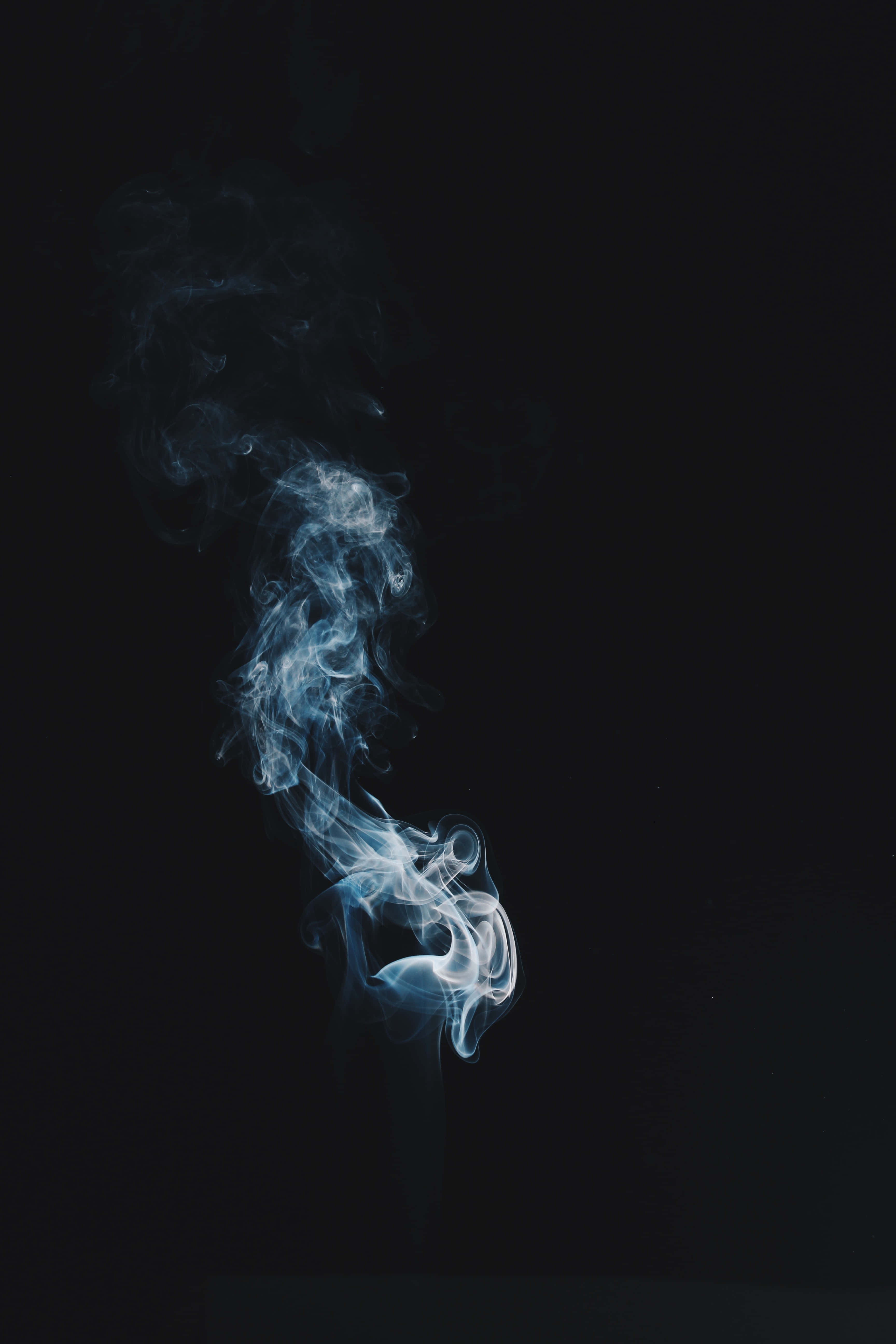 煙霧熊教導防火安全 壁紙 — 一縷纖細清涼的藍色煙霧，在深邃的黑色虛空中蜿蜒上升。