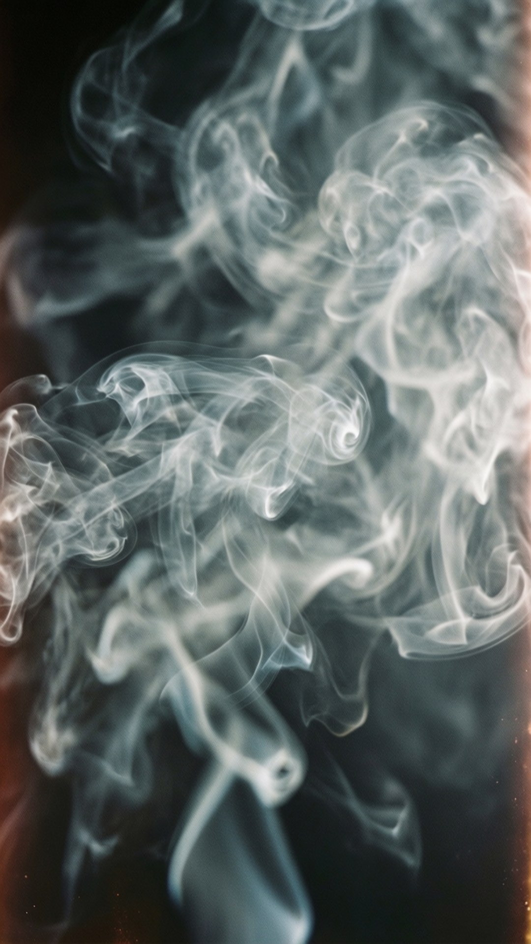 在深色漸變背景上以溫暖色調旋轉的白色煙霧。
