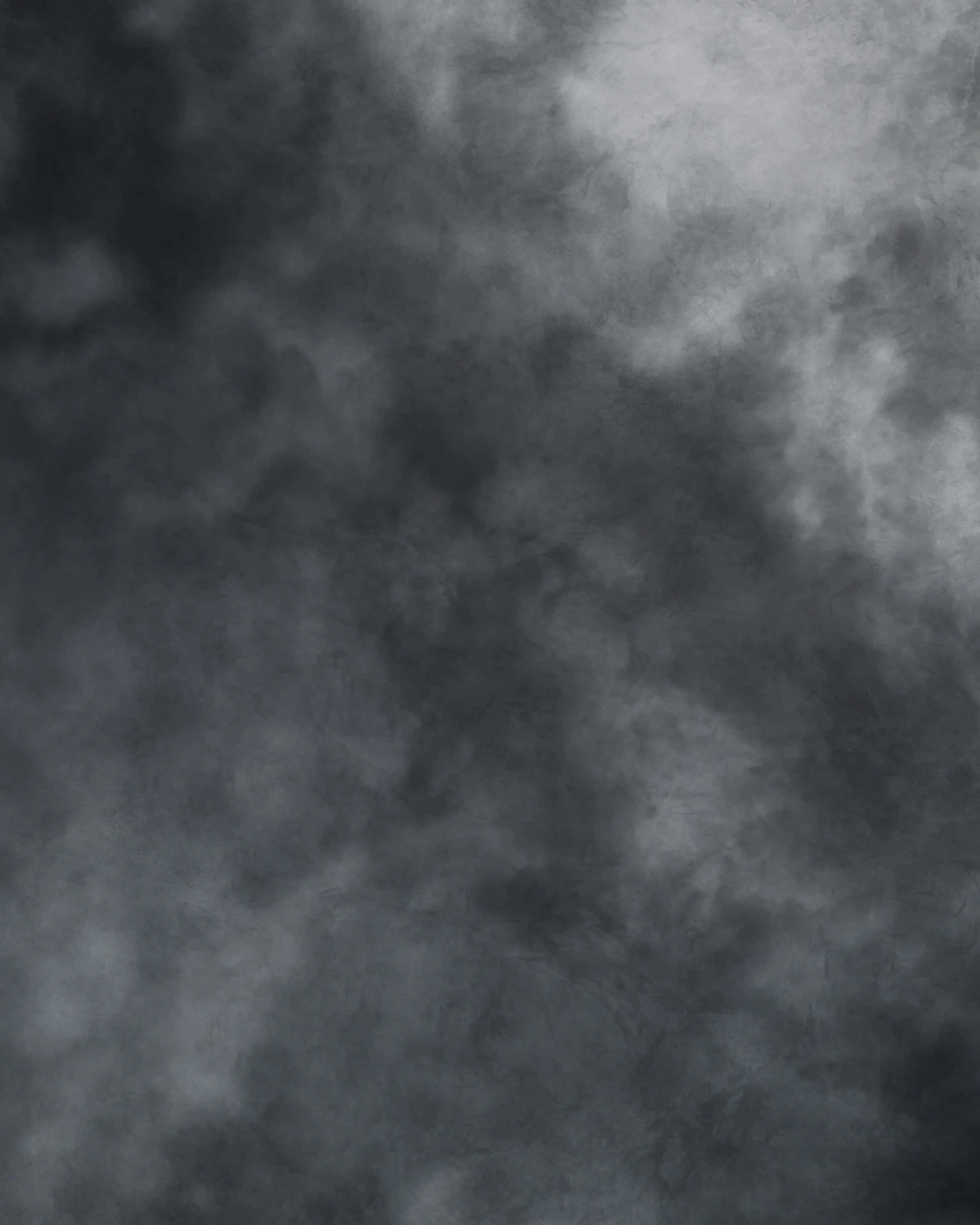煙霧背景：灰煙雲團 壁紙 — 一種情緒化的抽象紋理，呈現深灰色和炭灰色煙霧在淺灰色背景上旋轉的效果。