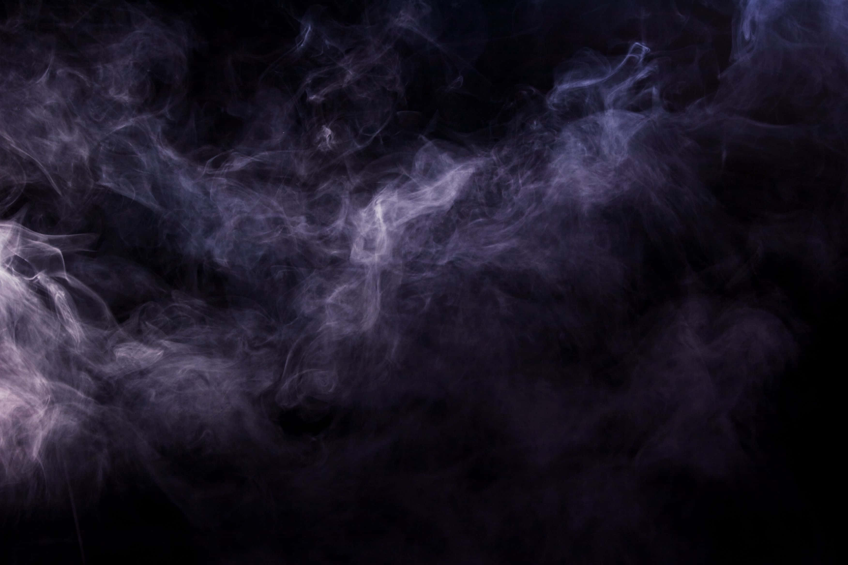 煙霧背景彎曲煙霧 壁紙 — 淡紫色煙霧的奇幻縷縷在深邃的黑色虛空中飄移和捲曲，營造出空靈而神秘的氛圍。