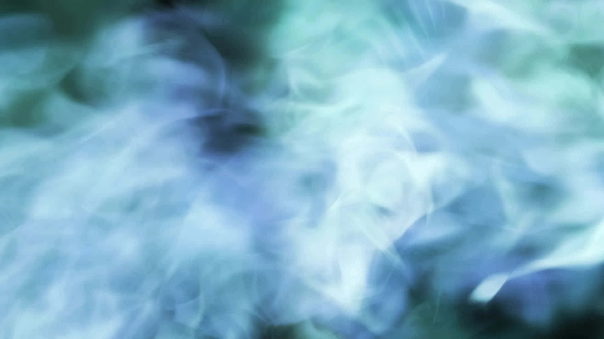 煙霧背景淡白煙霧 壁紙 — 清涼藍白薄霧形成柔和漩渦雲，飄過模糊的抽象背景。