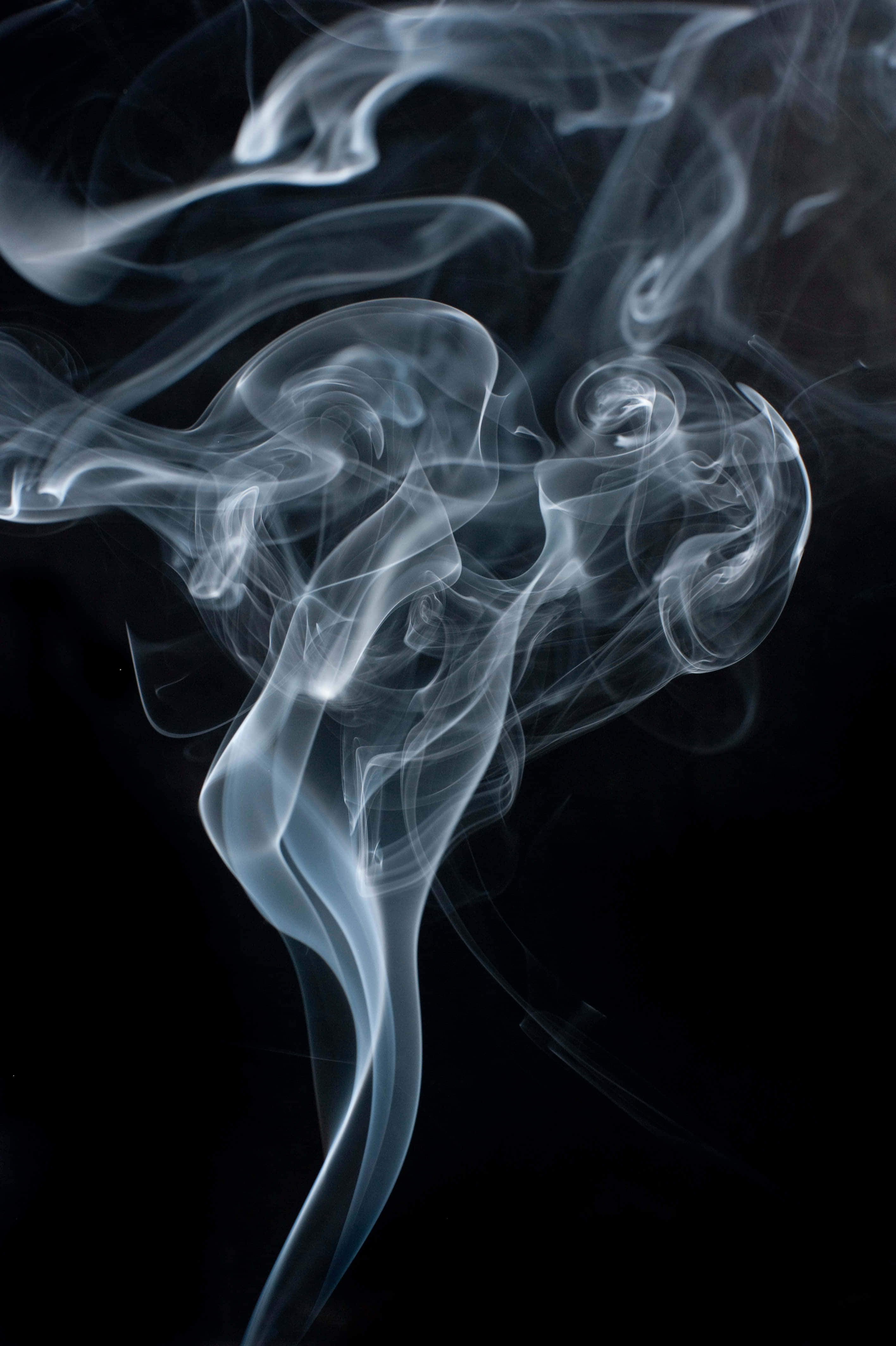 煙霧背景煙霧軌跡 壁紙 — 清涼藍煙的縹緲縷縷在深邃的黑色虛空中優雅地旋轉，創造出光與影的迷人抽象舞蹈。