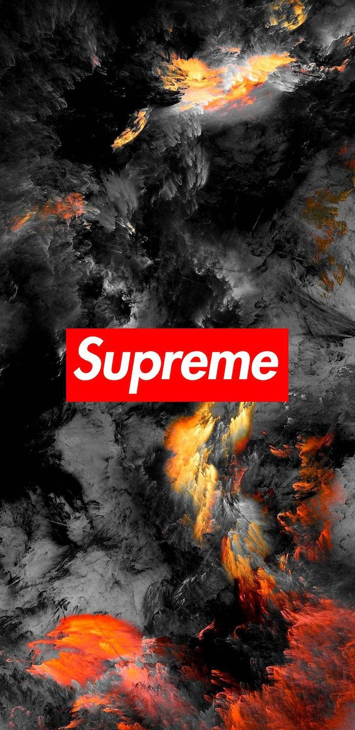 煙霧背景的橙色 supreme 標誌 壁紙 — 橙色和黑色煙霧的熾熱抽象爆炸，中央有一個大膽的紅色Supreme標誌。