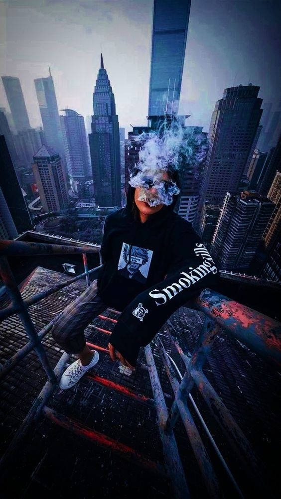 一個人在生鏽的屋頂上吸煙，背景是城市天際線。