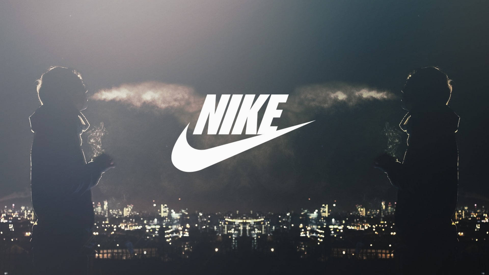 兩個人影映襯在明亮的城市天際線前，中央有一個大型Nike標誌。