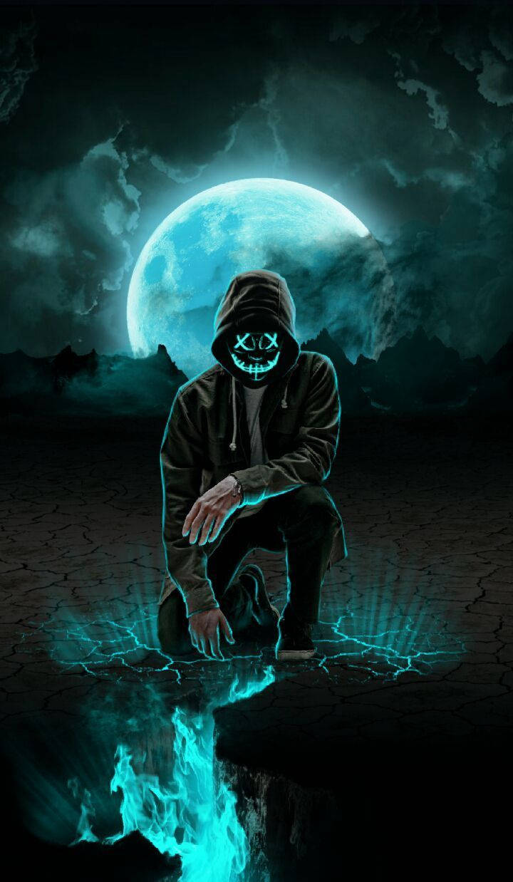 一個戴著發光骷髏面具的兜帽身影跪在龜裂的大地上，藍色月亮下有著藍色火焰。