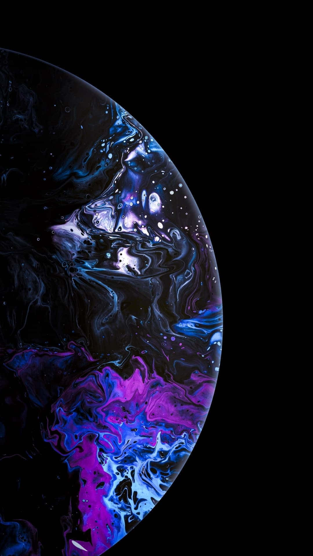 照亮宇宙 壁紙 — 一個旋轉的宇宙行星，在漆黑的虛空中呈現出充滿活力的紫色和藍色星雲。
