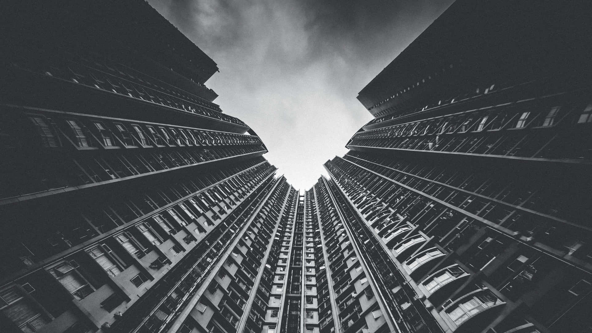 高聳的摩天大樓在戲劇性的城市場景中框出明亮的天空。