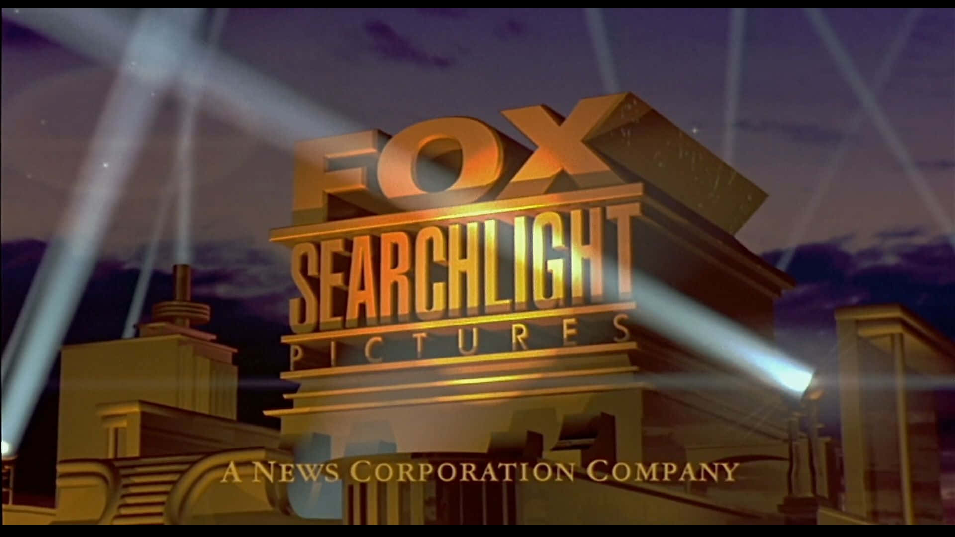 Fox Searchlight Pictures標誌在黃昏時分被探照燈照亮。
