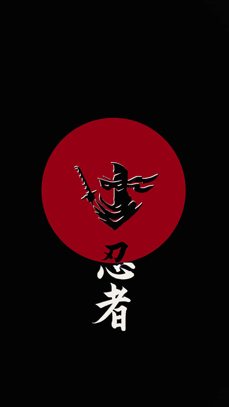 紅色圓圈內手持劍的忍者剪影，下方有日文字元。