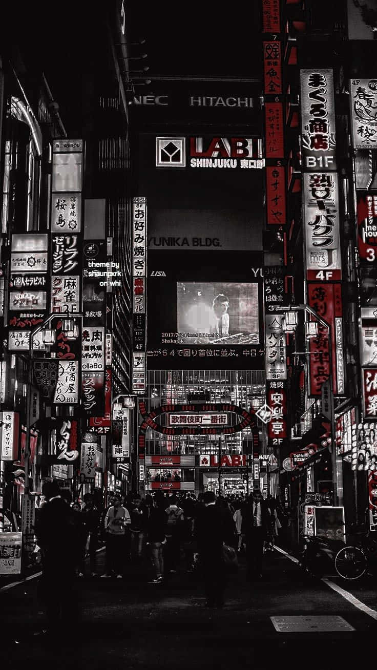 夜晚東京擁擠的街道，被發光的霓虹燈招牌照亮。