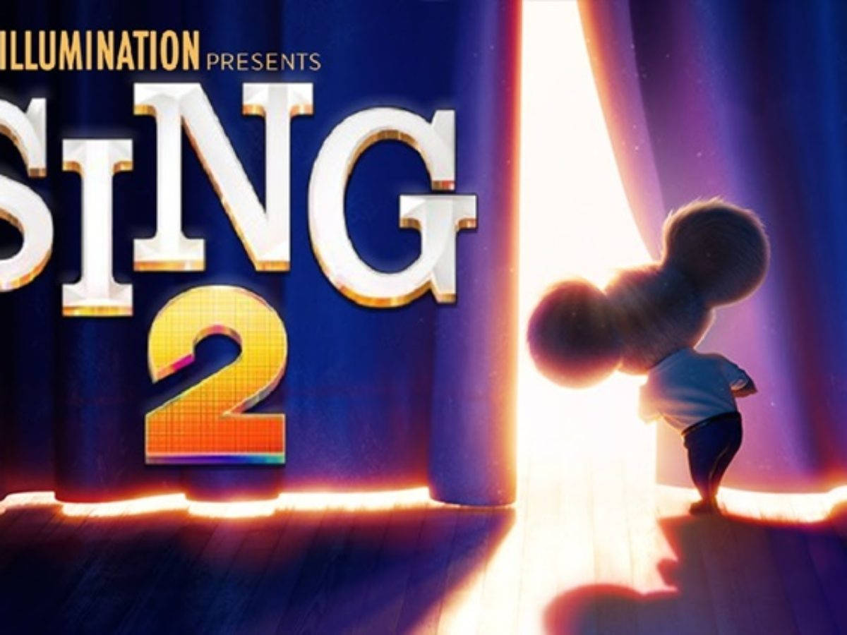 照明娛樂出品《Sing 2》電影海報 壁紙 — 一個穿著藍色襯衫的小毛茸茸角色站在發光的舞台幕布前，標題「SING 2」以3D字母閃耀光芒。