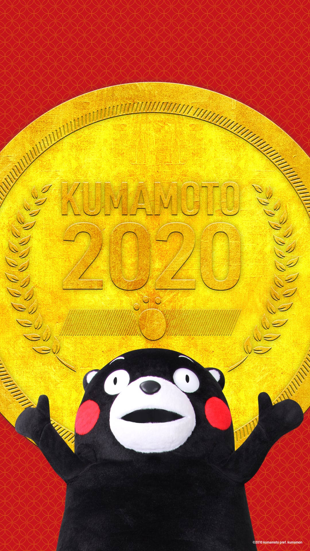熊本熊與熊本縣金牌 壁紙 — 一個開心的熊本熊吉祥物站在一個印有Kumamoto 2020的大金幣前，背景是紅色圖案。