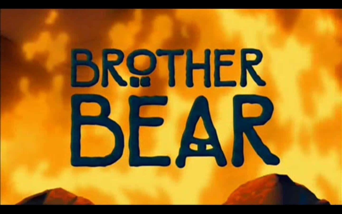 熊的傳說活了起來！ 壁紙 — 大膽的藍色「BROTHER BEAR」標題在熾熱的橙黃色天空中發光，下方有岩石剪影。