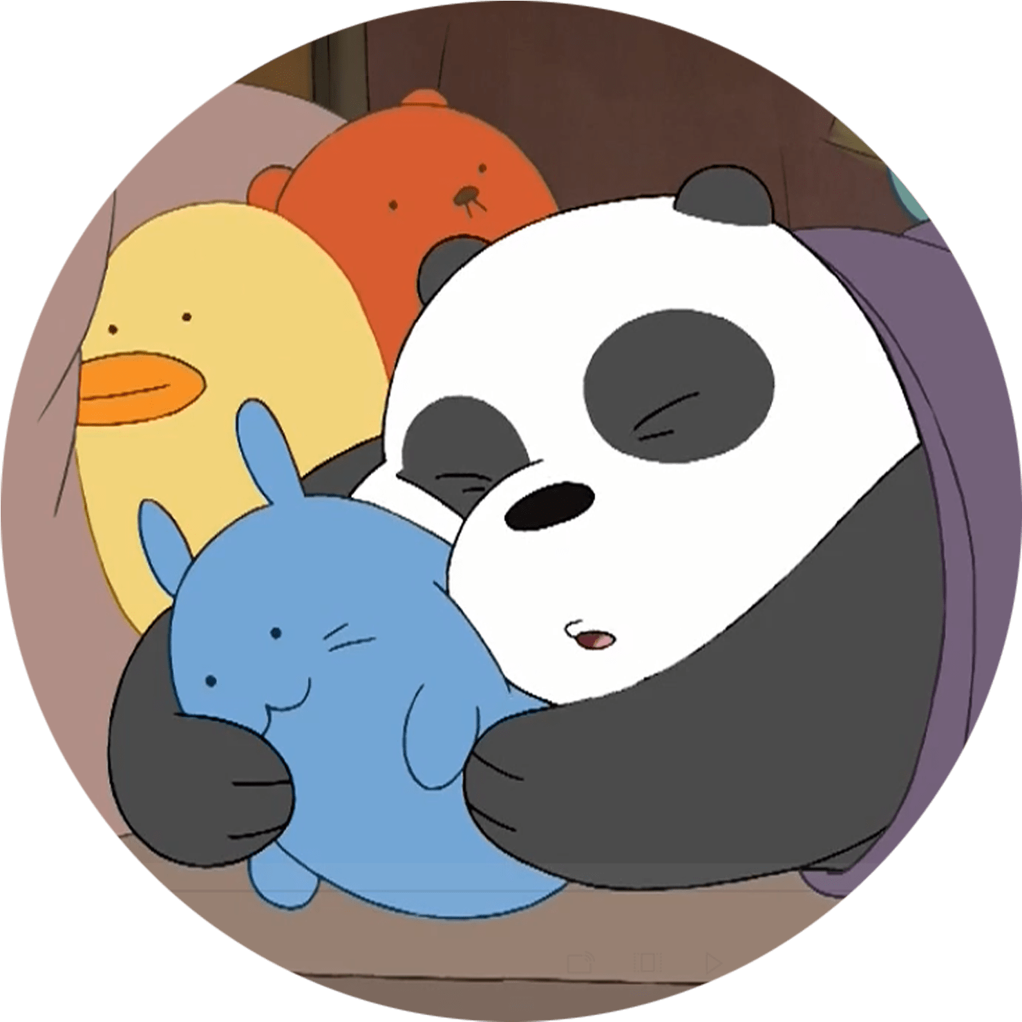 熊與朋友共眠 壁紙 — 四隻卡通動物在舒適的圓圈中依偎在一起，一隻睡眼惺忪的熊貓擁抱著一個藍色生物。