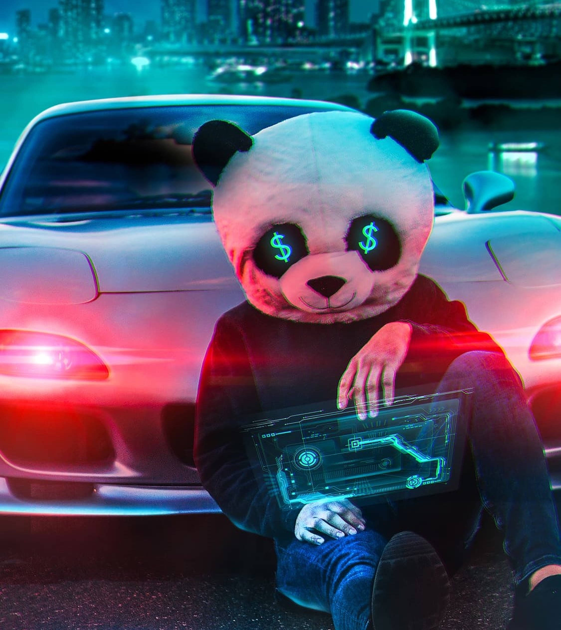 熊貓車酷炫頭像 壁紙 — 一個人戴著發光的熊貓面具，眼睛是美元符號，在夜晚霓虹燈閃爍的城市景觀中坐在一輛時尚跑車旁邊。