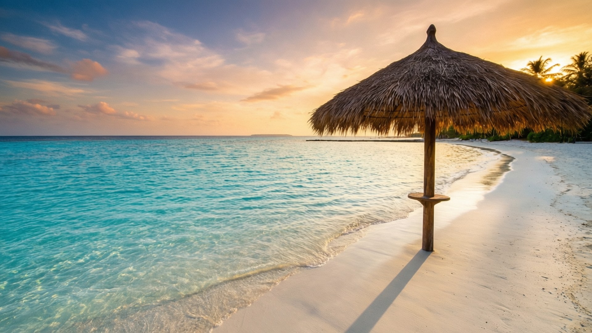 熱帶天堂夕照 壁紙 — 一把孤獨的茅草傘立在純淨的白色沙灘上，碧綠的海浪在金色夕陽下拍打著海岸。
