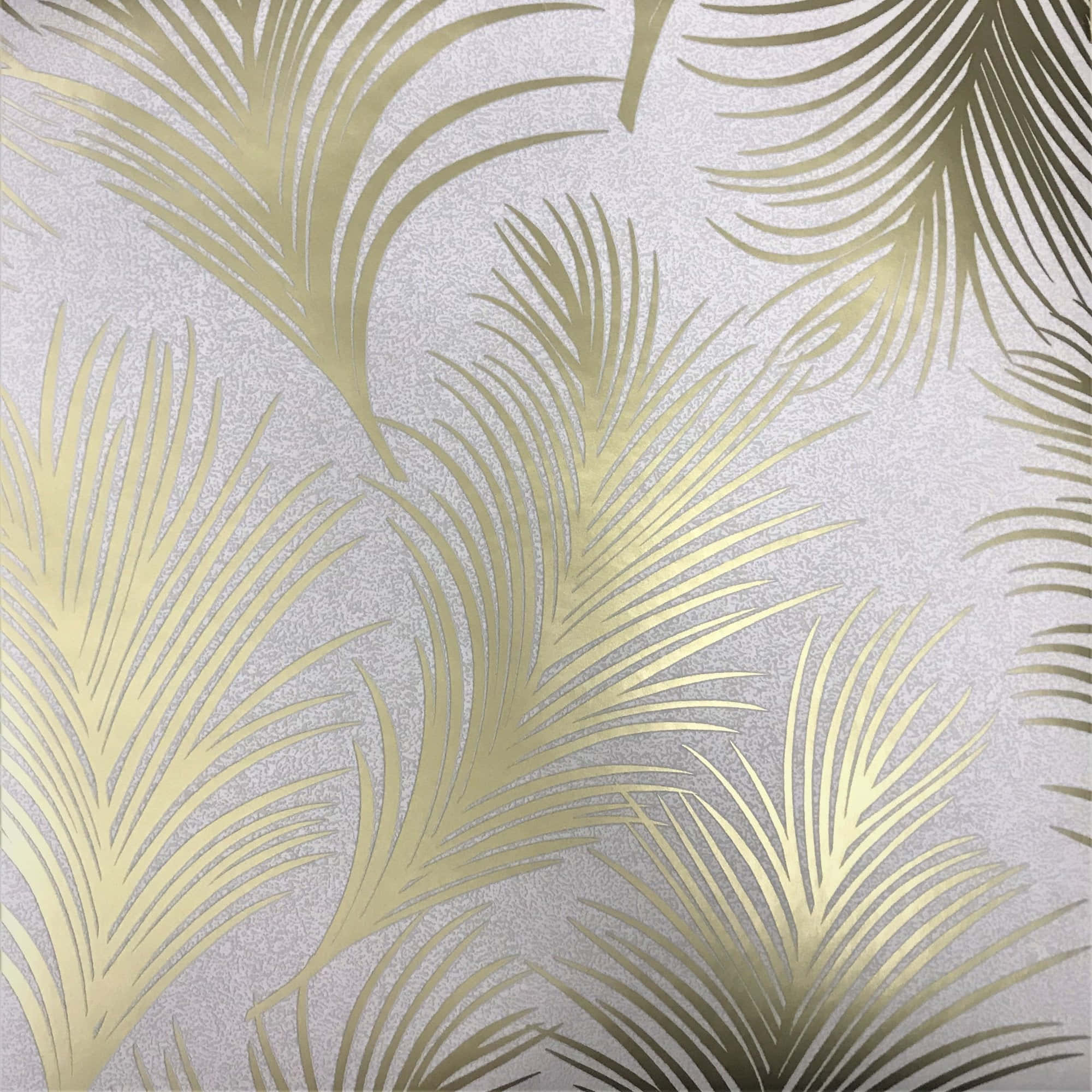熱帶棕櫚葉金屬質感背景 壁紙 — 金色棕櫚葉優雅地漂浮在帶有紋理的銀色背景上，營造出奢華的牆紙設計。