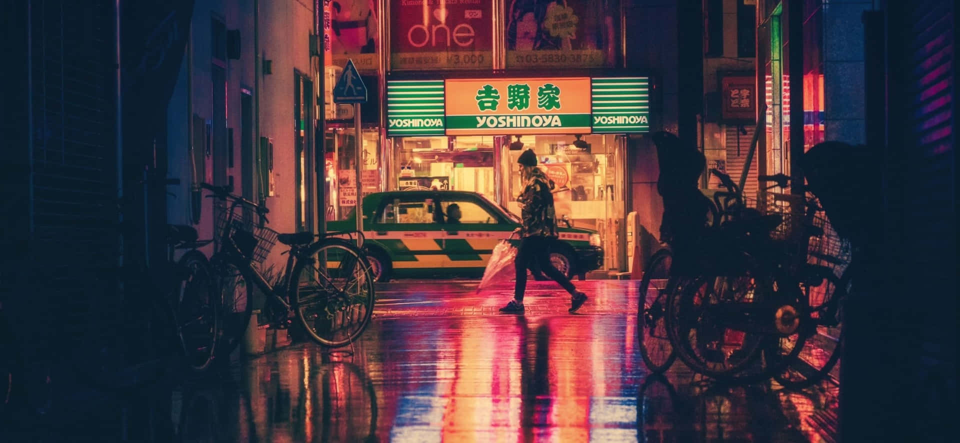 人在雨中霓虹燈閃爍的東京小巷中行走，有的士和單車。