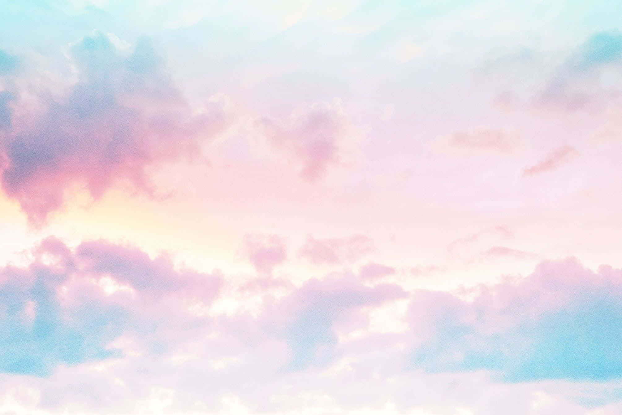 暮色天空中粉紅色和藍色調的柔和粉彩雲