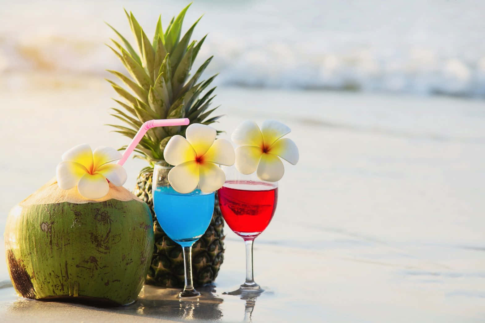 Beautiful Drink 桌布 壁紙 — 熱帶飲品配上雞蛋花和菠蘿，放在黃金時段海浪旁的濕沙上。