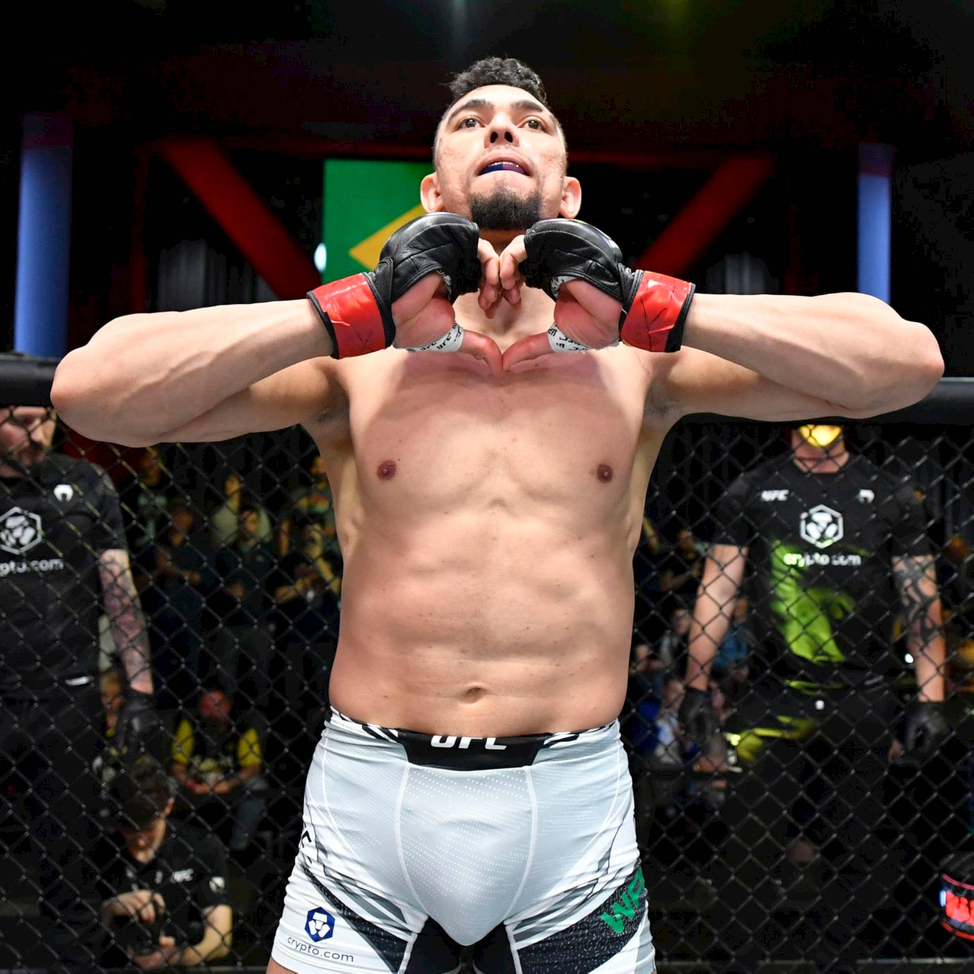 UFC拳手在八角籠內做出心形手勢