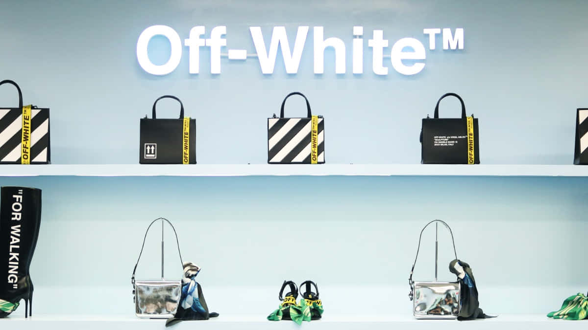 白色層架上的Off-White品牌手袋和靴子，上方有品牌標誌。