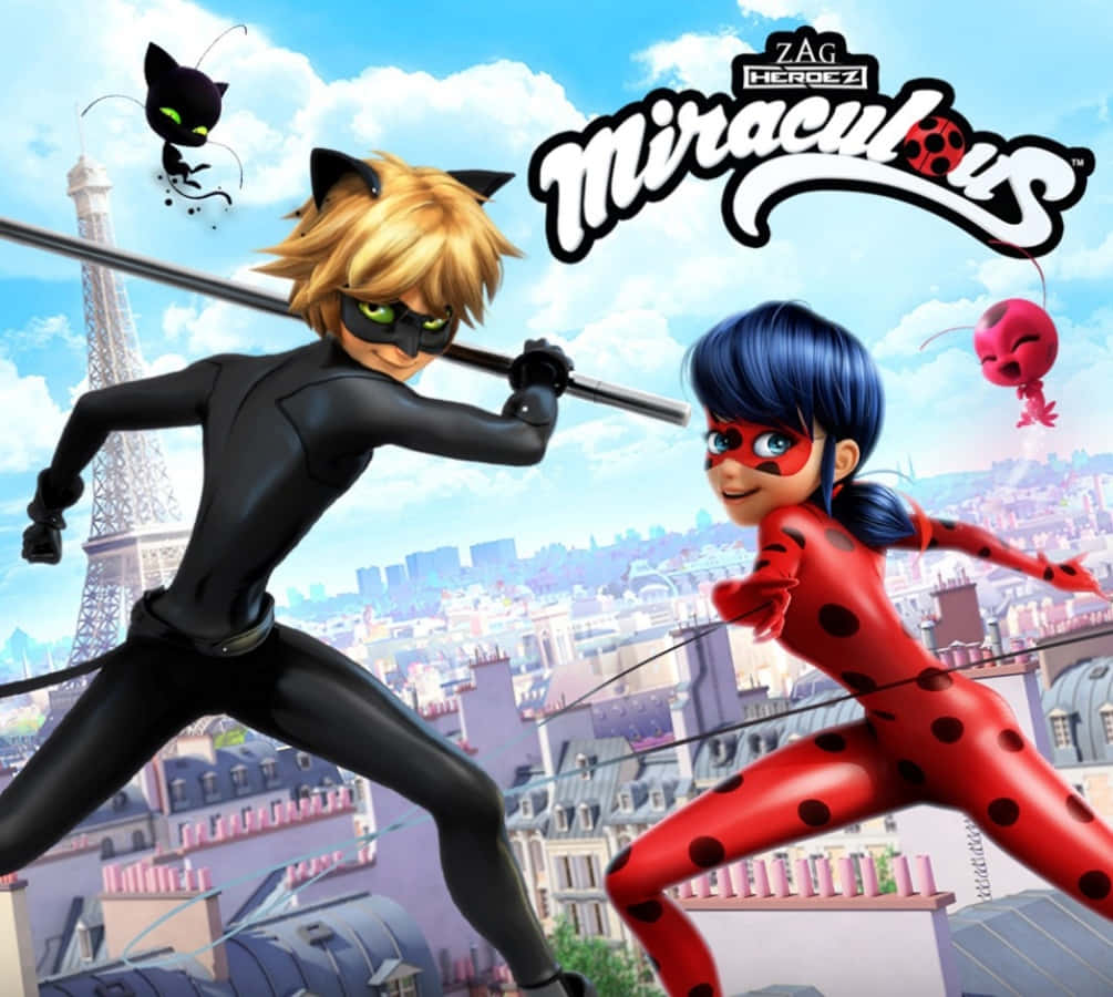 熱播電視劇《Miraculous》中的Ladybug與Cat Noir 壁紙 — 兩個動畫英雄穿著超級英雄服裝跳過巴黎屋頂，身後是艾菲爾鐵塔。