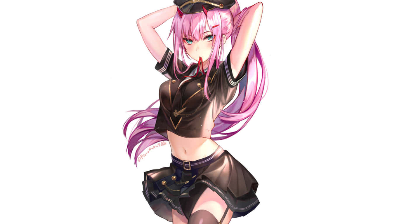 粉紅色頭髮的動漫女孩穿著黑色水手服，俏皮地擺姿勢。