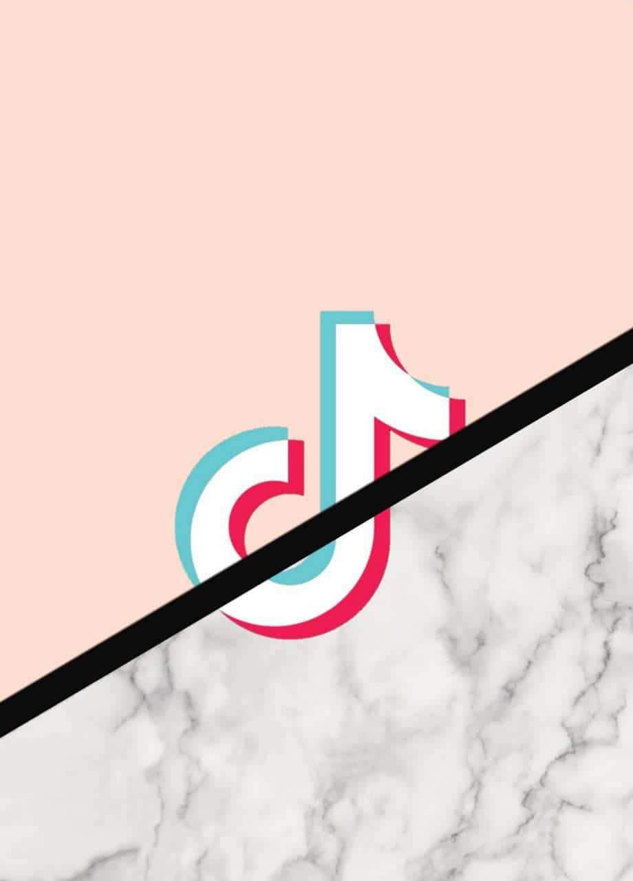 TikTok 標誌在分割的粉紅色和大理石背景上