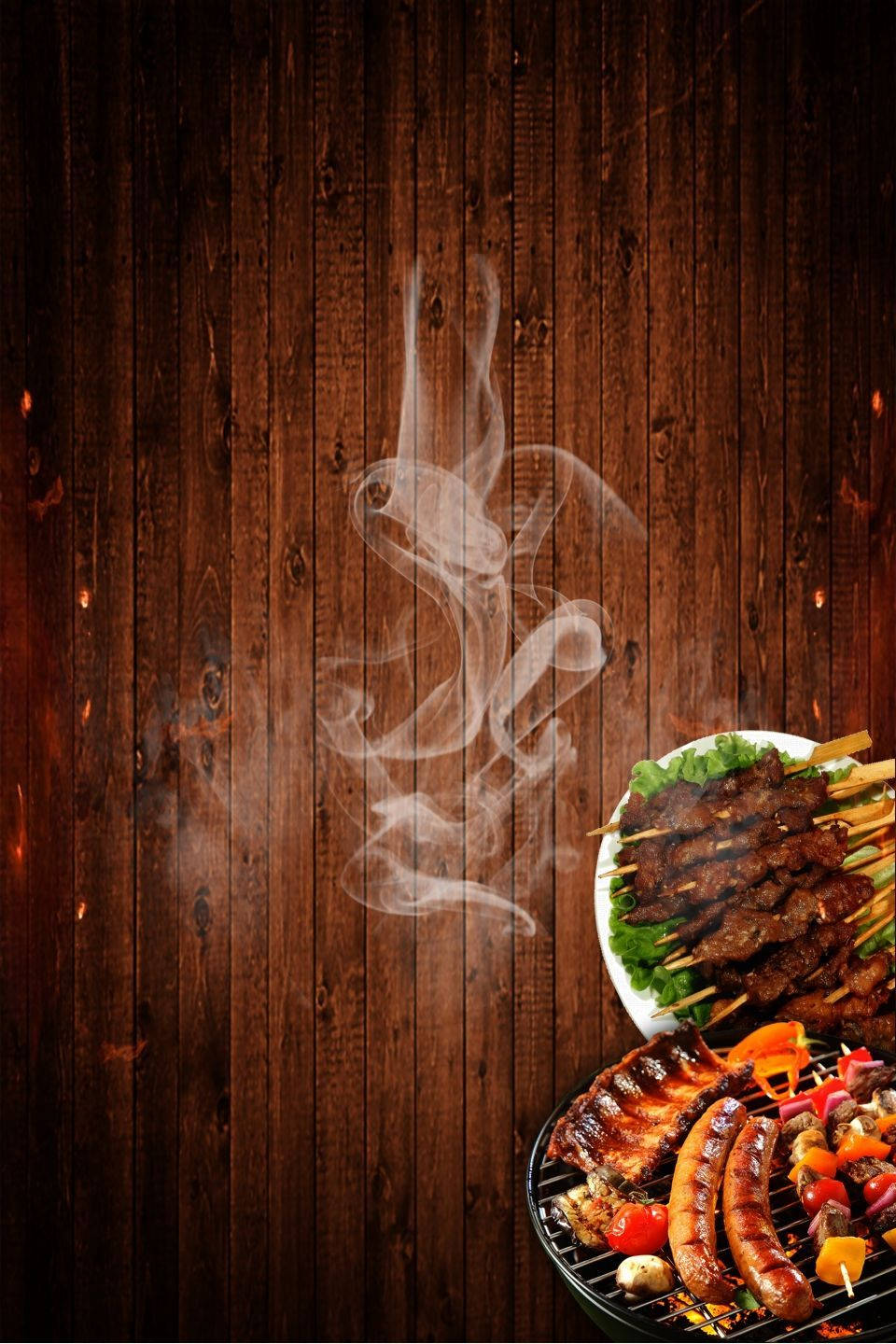 熱騰騰的炭烤肉 壁紙 — 在質樸的深色木板背景下，滋滋作響的烤肉和串燒冒著升騰的煙霧。