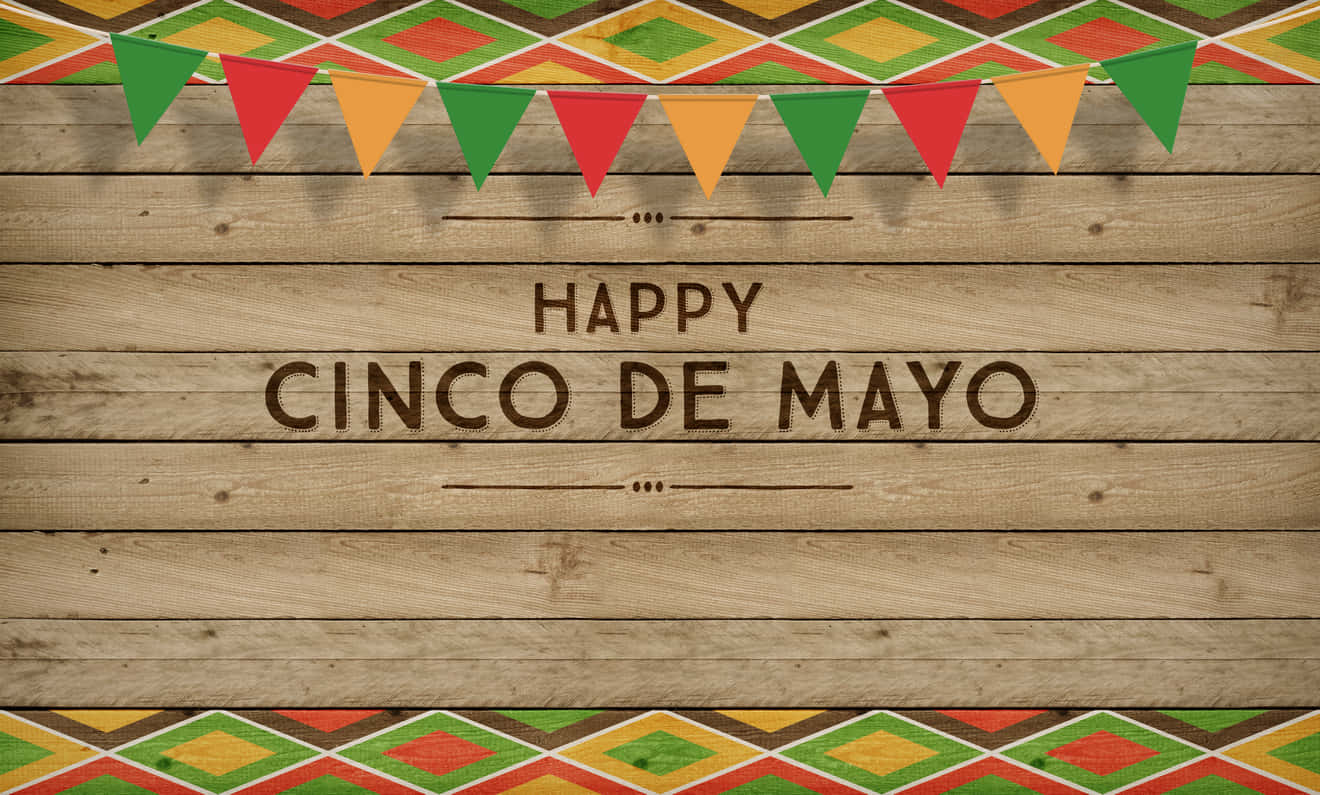 熱鬧 Cinco de Mayo 節慶背景 壁紙 — 木板背景，配有色彩繽紛的三角旗幟和「Happy Cinco de Mayo」文字，呈現質樸風格。