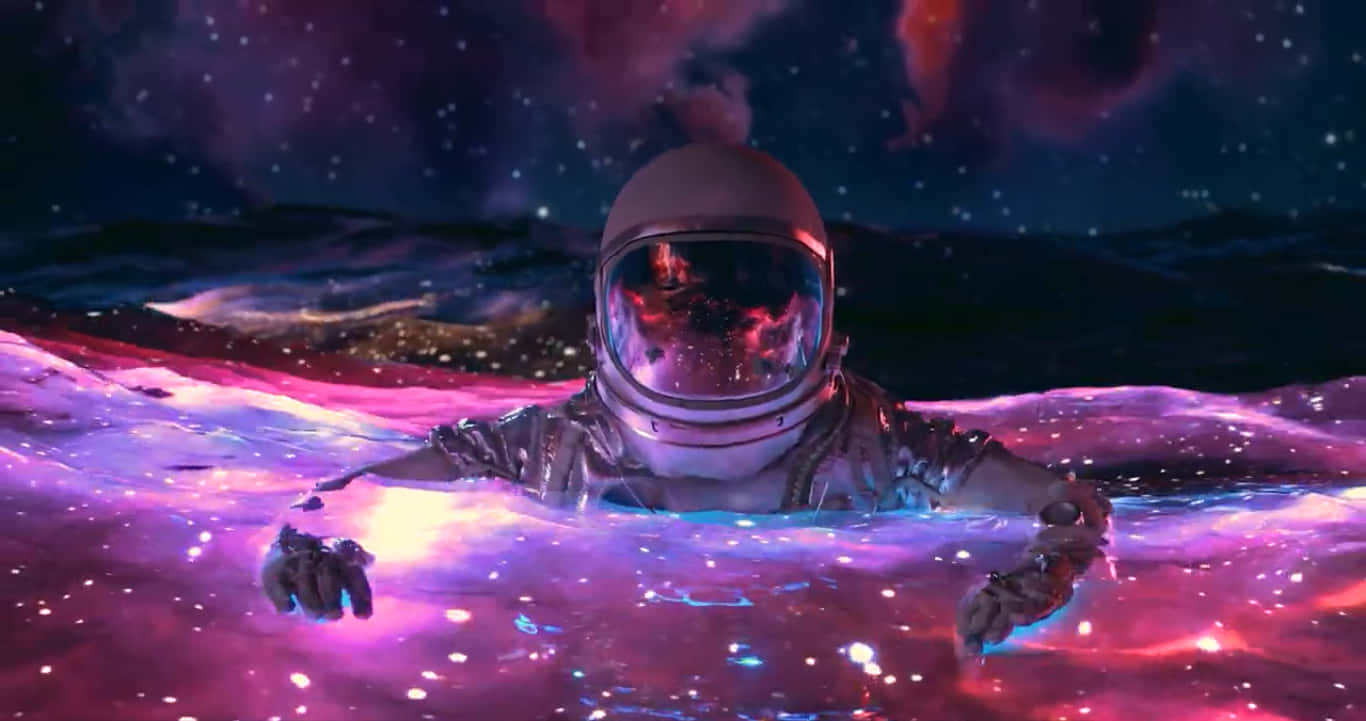 熾熱夕陽灑落寧靜海洋 壁紙 — 一名太空人在繁星點點的天空下漂浮在由發光的紫色和粉紅色星雲組成的宇宙海洋中。