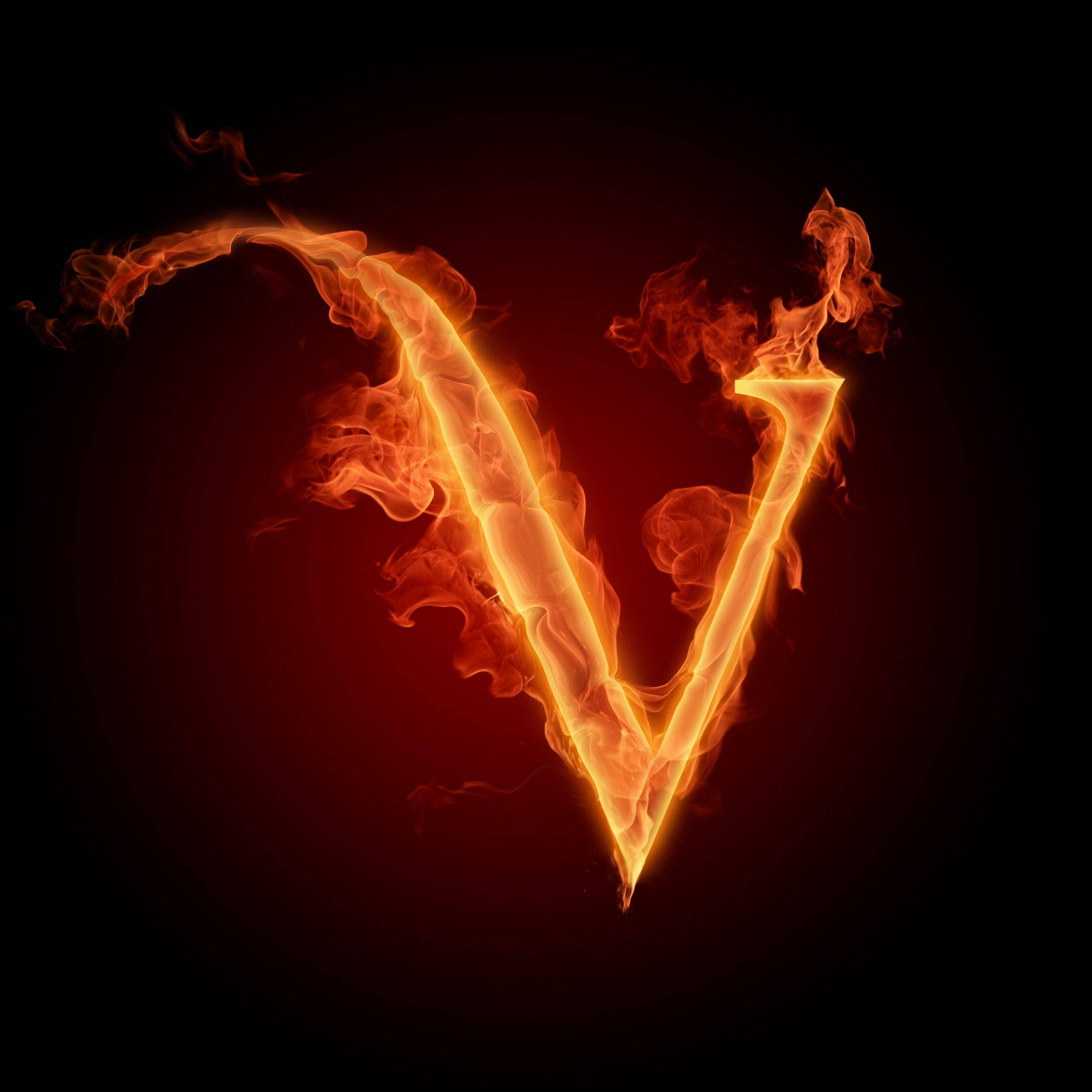 熾熱字母V 壁紙 — 一個熾熱的字母V在深紅色漸變背景上發出強烈的橙色火焰光芒。