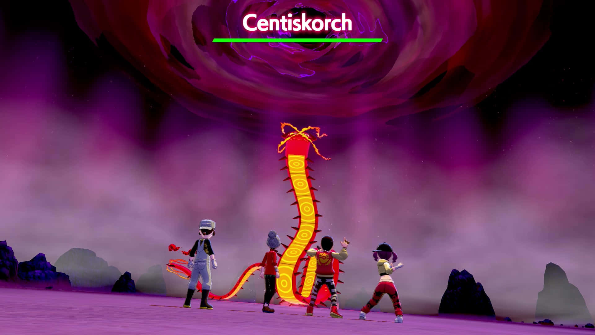 熾熱對決：訓練家與 Centiskorch 在寶可夢戰鬥中 壁紙 — 四個風格化角色在旋轉的紫色宇宙漩渦下面對發光的紅龍。